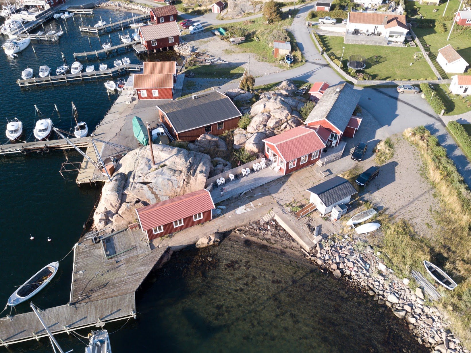 Flygbild över Skalhuset med matsalen, trädäcket, boden, bryggorna och parkeringen vid vattnet