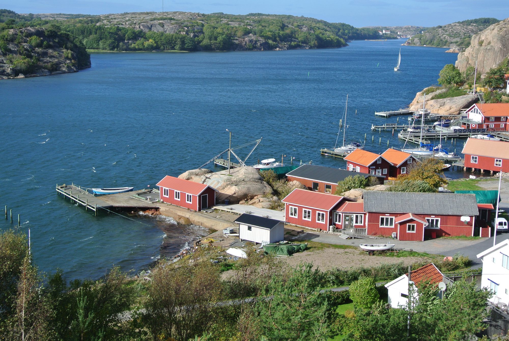 Röda sjöbodar och bryggor vid inloppet till Hamburgsund, sett från berget